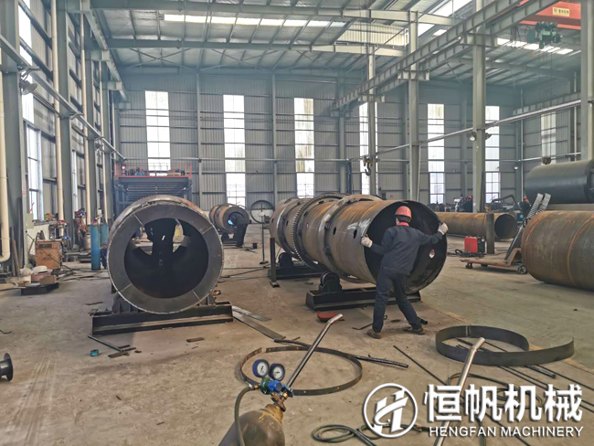 郑州开云kaiyun网页版官网机械员工佩戴口罩进行工作