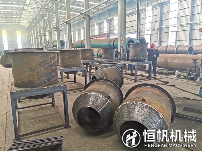 郑州开云kaiyun网页版官网机械员工佩戴口罩进行工作